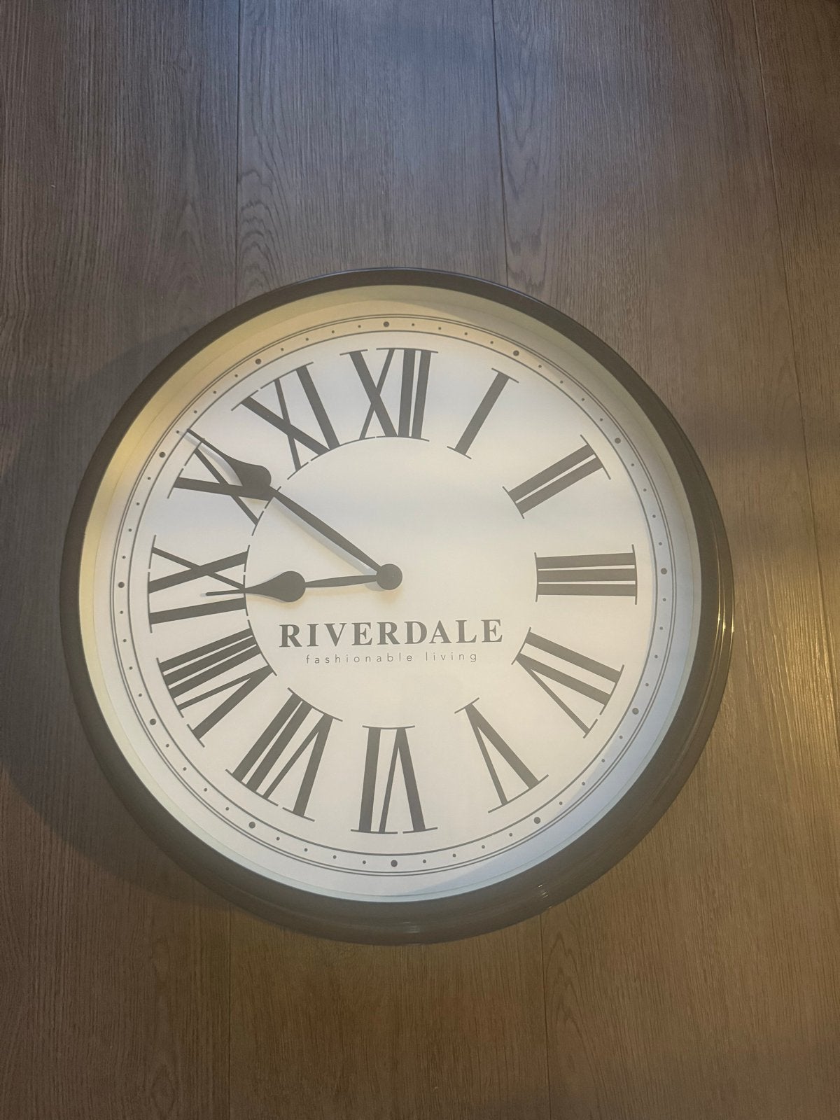 Grote Riverdale Wandklok met Romeinse Cijfers, Analoog, Werkt op batterijen, Ophalen of Verzenden, Zo goed als nieuw