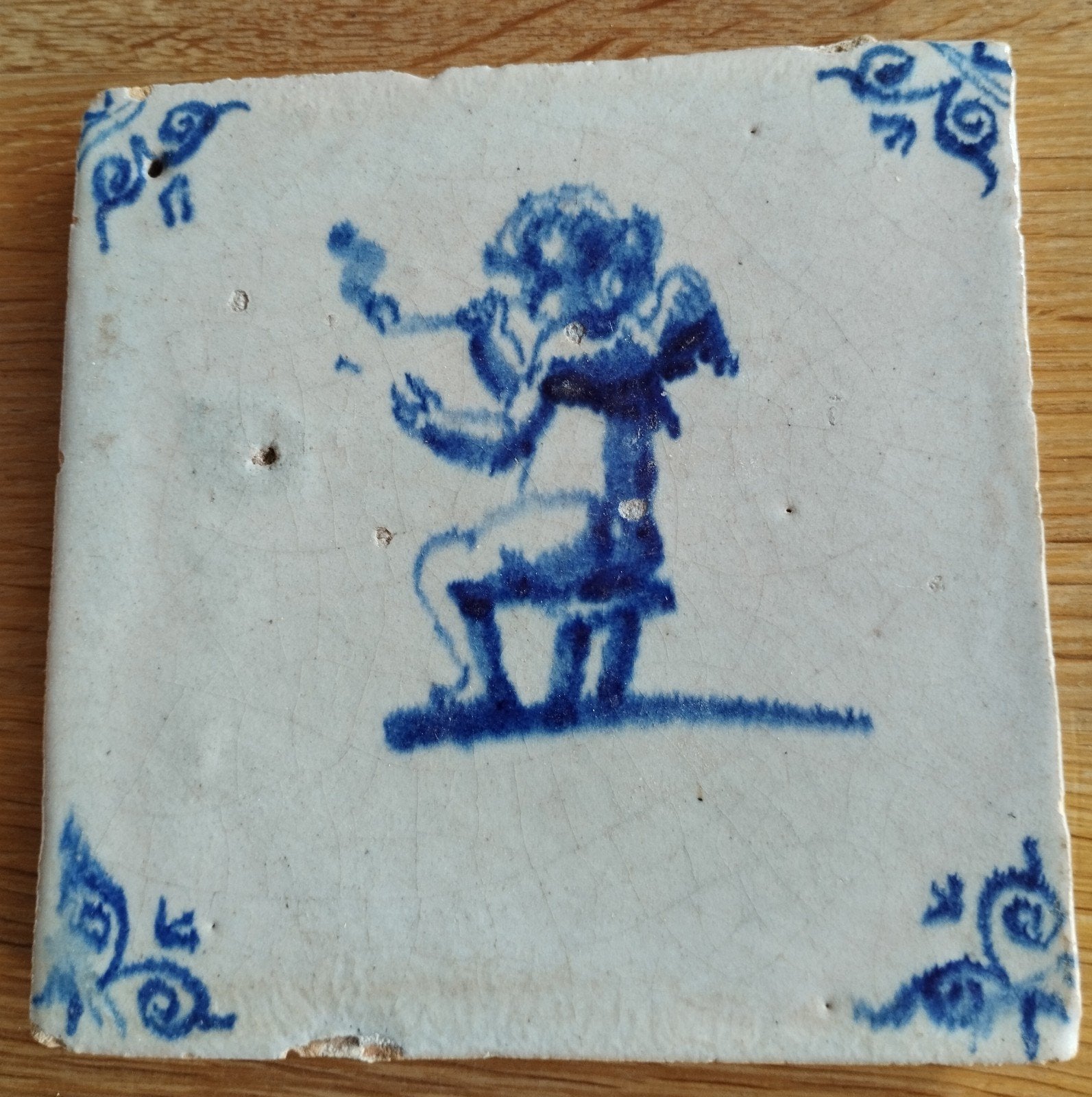 17e eeuwse Delfts blauwe tegel Cupido die een kleipijp rookt, Ophalen of Verzenden