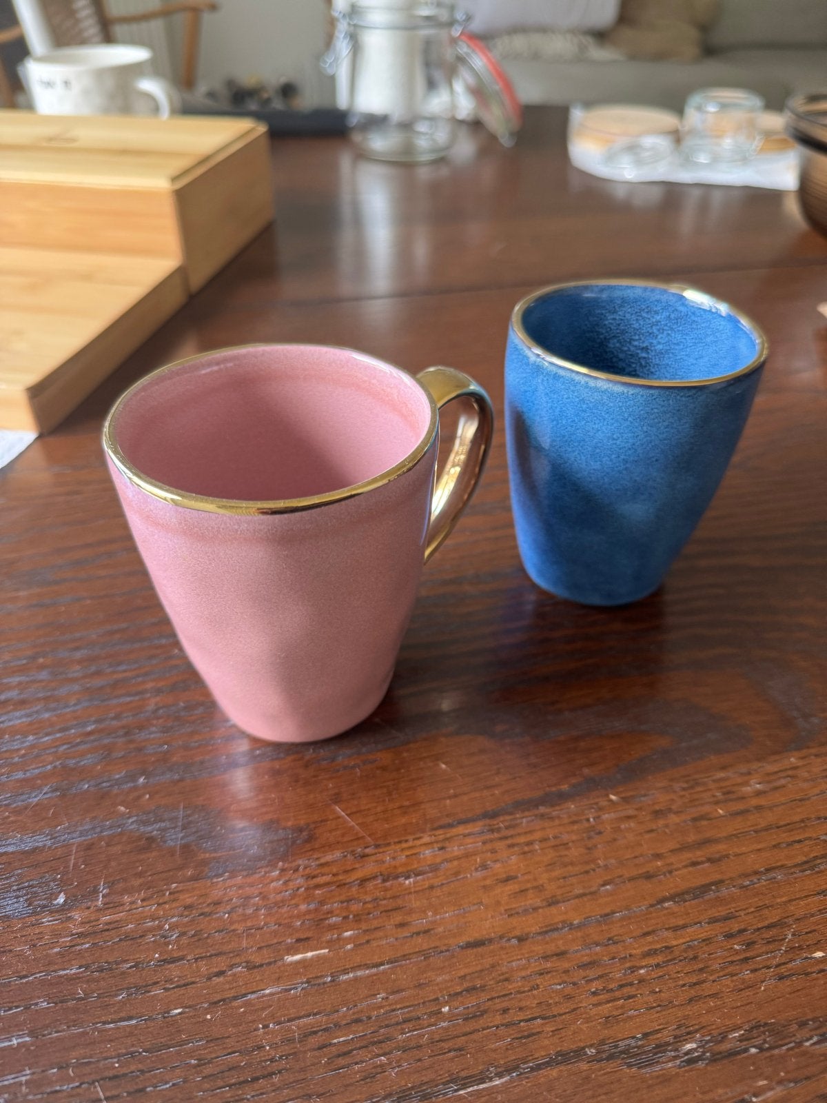 Nieuwe mokken, roze en blauw met gouden accenten, Ophalen of Verzenden, Nieuw, Keramiek, Mok