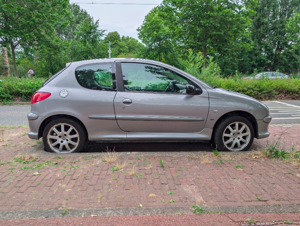 Peugeot 206 2.0 GTI 16V 3D 2003 Zilver / Grijs, Auto's, Peugeot, 1025 kg, 136 pk, 40 €/maand, Zwart