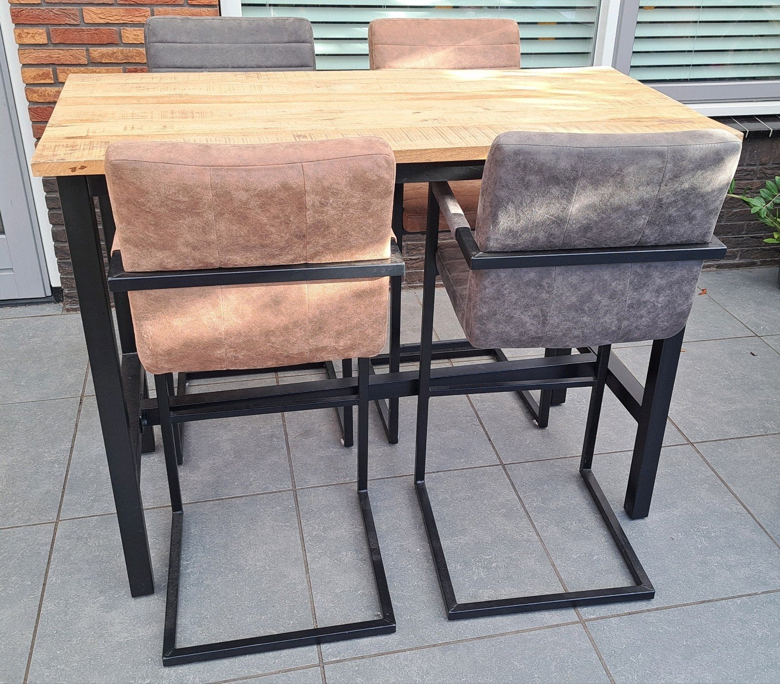 Bartafel mango met 4 stoelen in cognac en grijs +2 zittingen, Huis en Inrichting, Ophalen, Gebruikt, Inclusief barstoelen