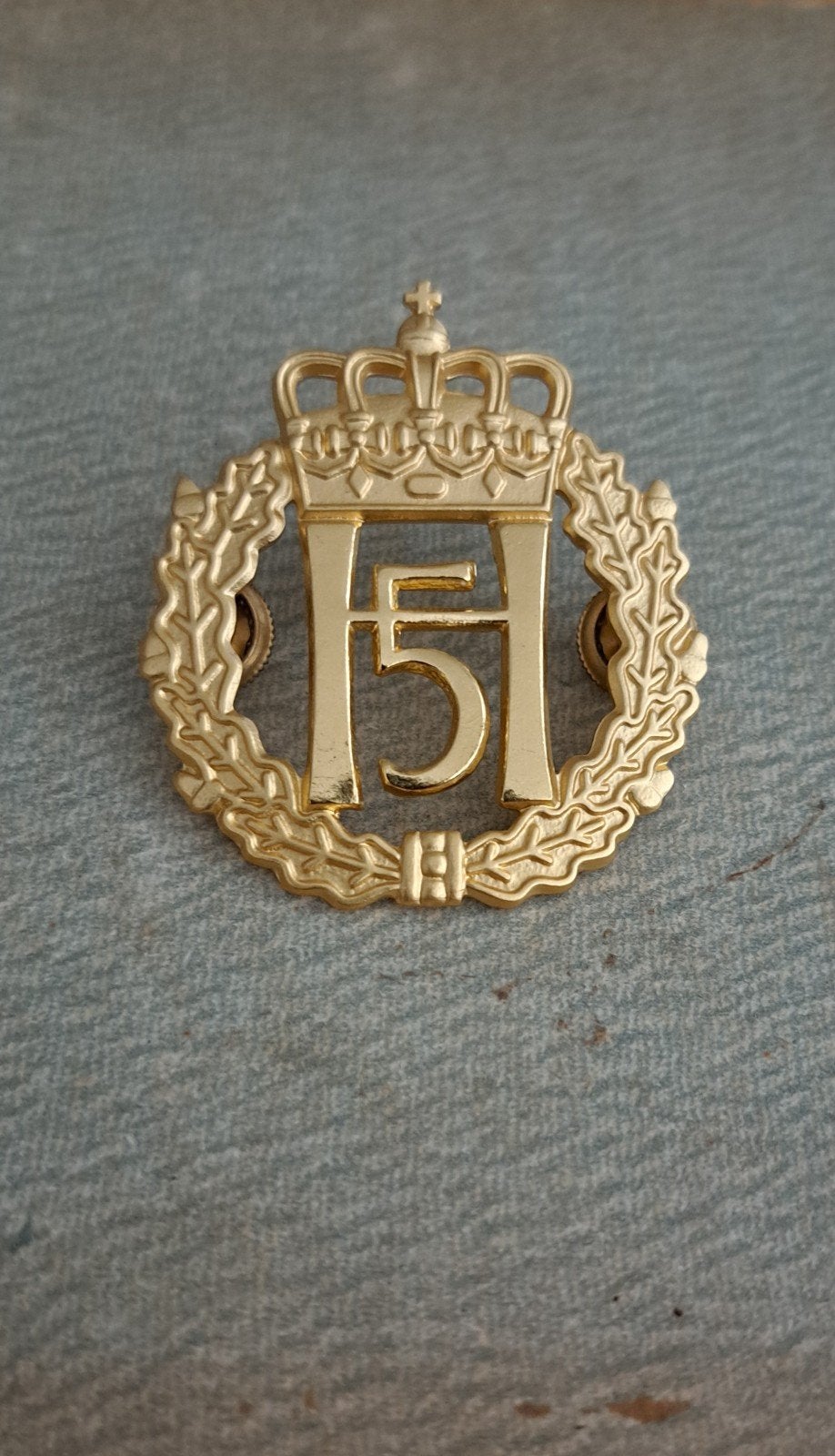 Noors Baret embleem Harald V, Ophalen of Verzenden, Landmacht, Nederland, Embleem of Badge