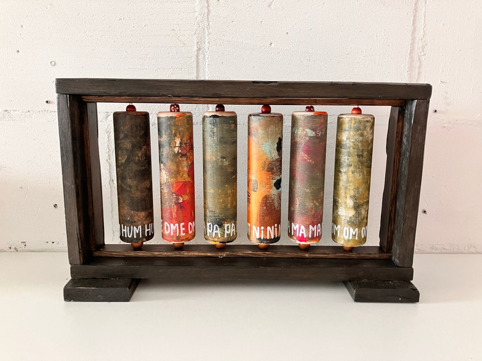 Decoratieve Gebedsmolen met "Om mani padme hum" mantra, Ophalen