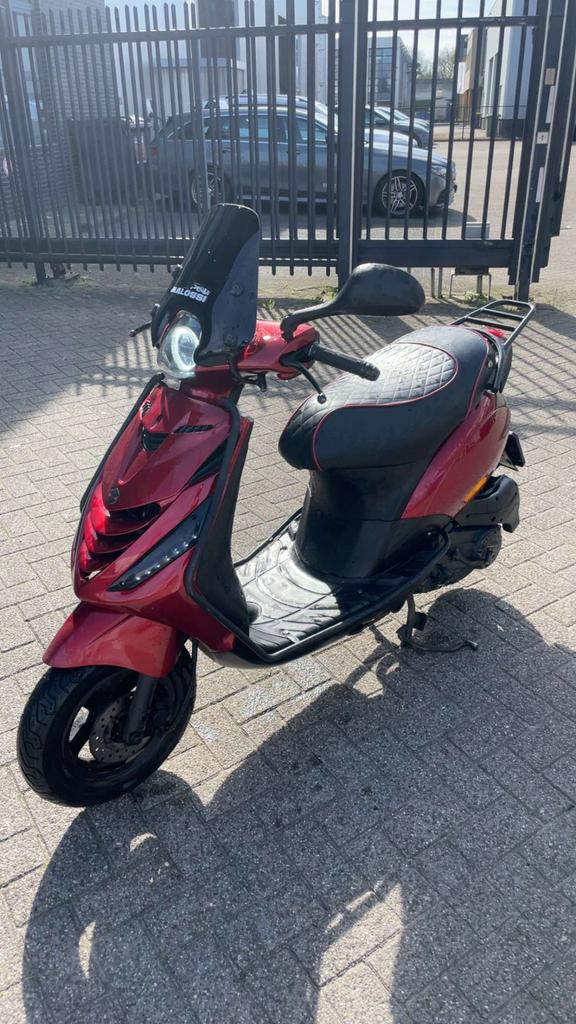 Piaggo zip 4 takt 80 cc, Fietsen en Brommers, Scooters | Piaggio, Ophalen of Verzenden, Zo goed als nieuw, Benzine, Zip