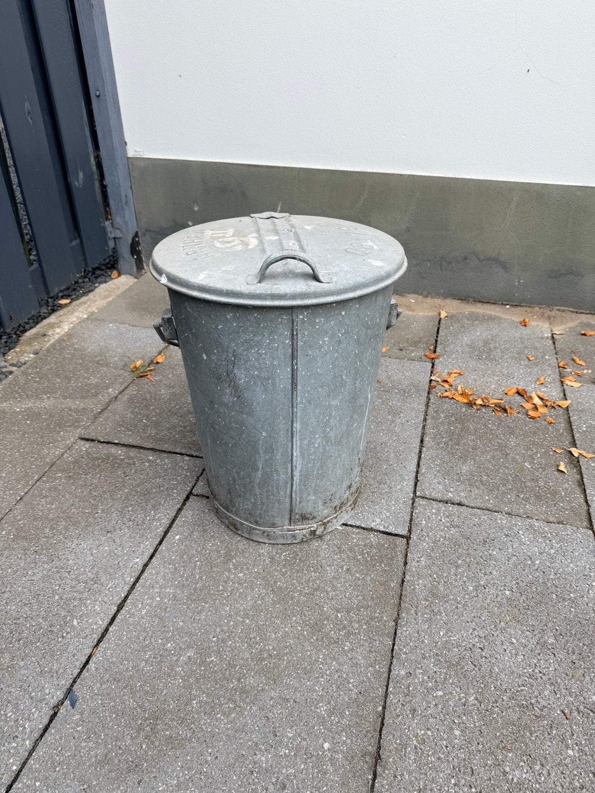 Ouderwetse vuilnisemmer, Ophalen