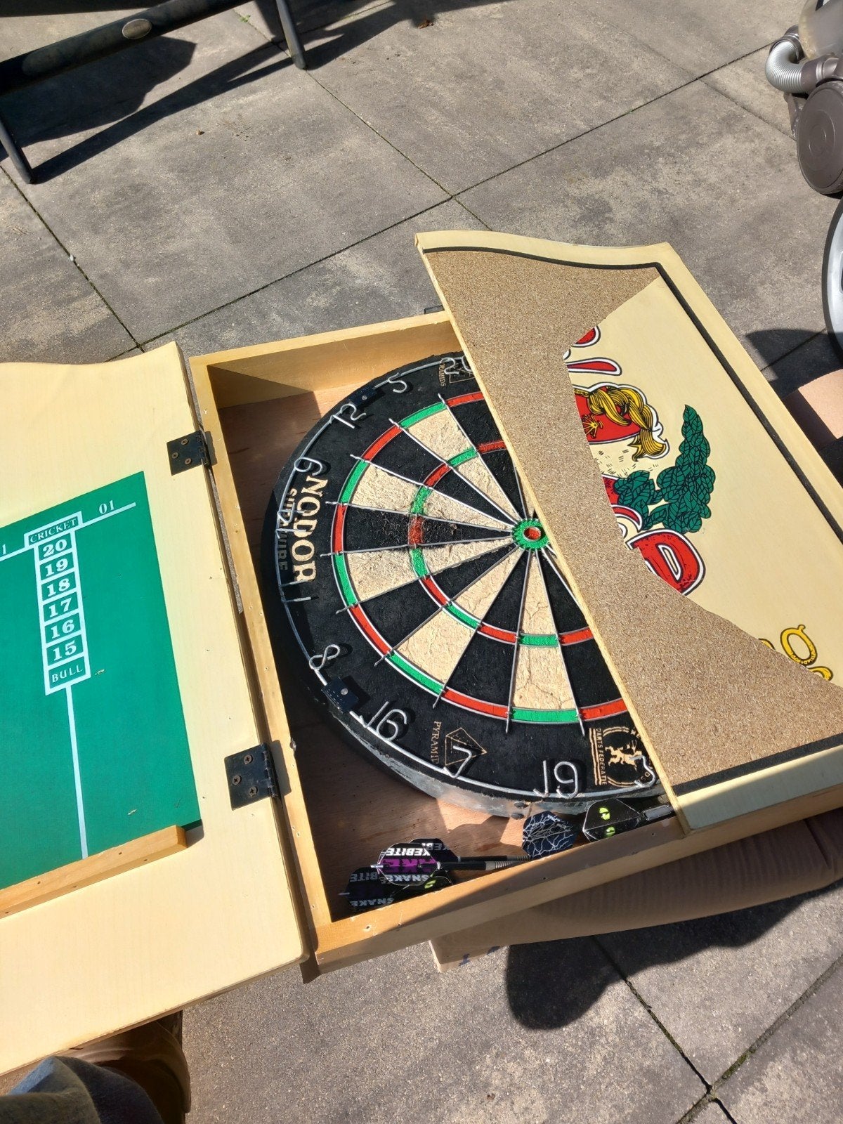 dartbord met kast, Sport en Fitness, Ophalen, Gebruikt, Dartbord