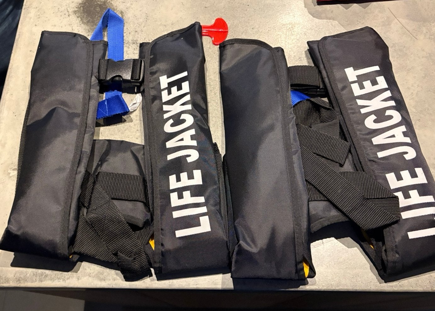 Twee nieuwe automatische zwemvesten / Life jackets, Watersport en Boten, Ophalen of Verzenden, Zo goed als nieuw, Dame of Heer