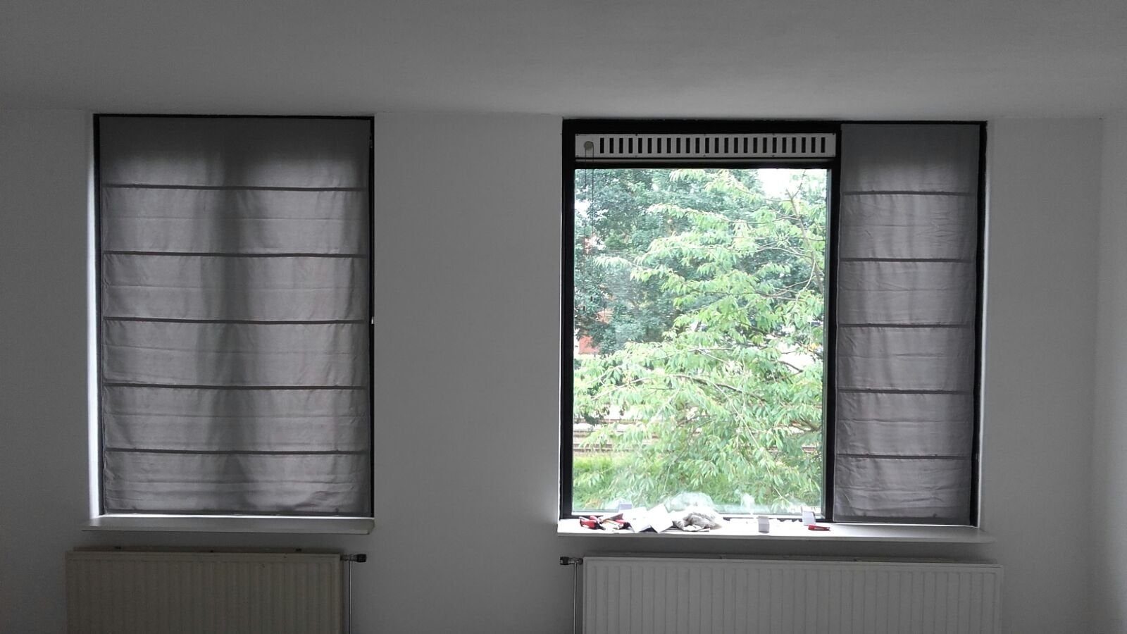 Lichtdoorlatende vouwgordijnen grijs (2 maten), Ophalen, Gebruikt, Karwei, Inclusief montageonderdelen