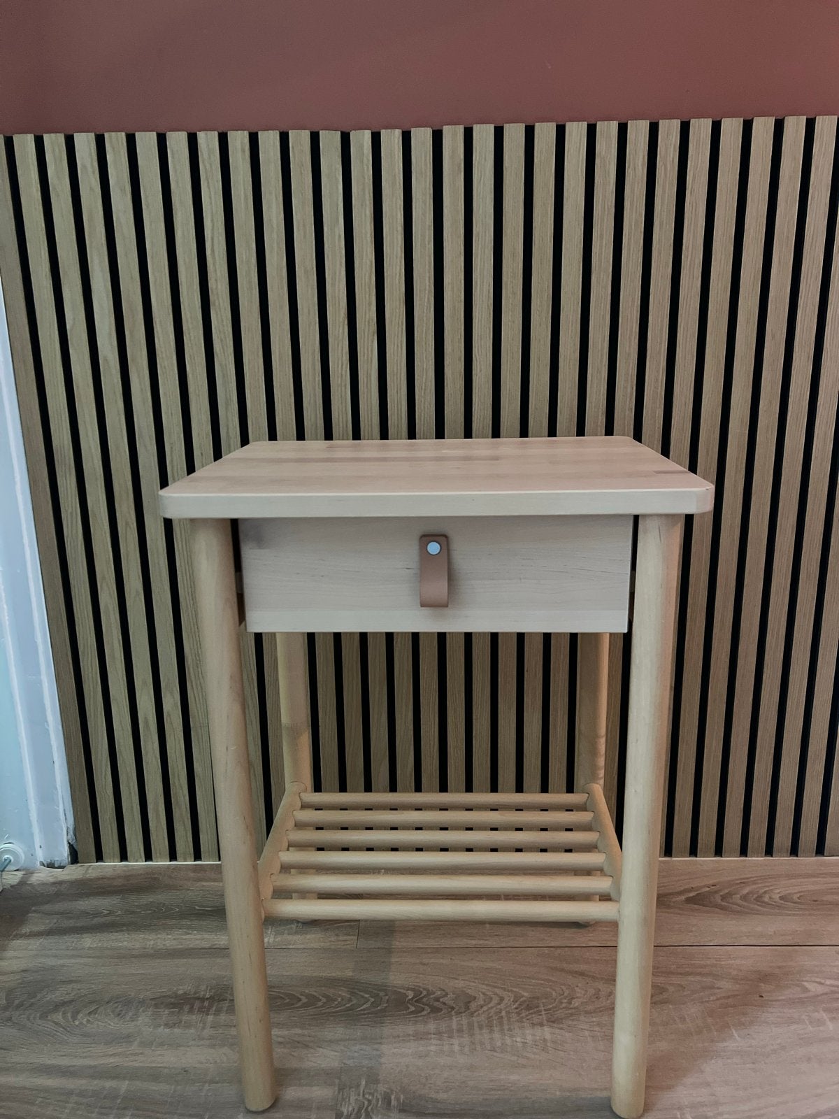 Houten nachtkastje met lade en open vak, Minder dan 55 cm, Vierkant, Zo goed als nieuw, Hout