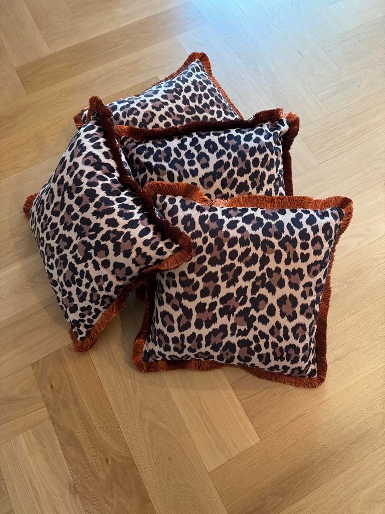 Leopard print sierkussens 43x43 cm met franjes, z.g.a.n., Huis en Inrichting, Woonaccessoires | Kussens, Ophalen of Verzenden