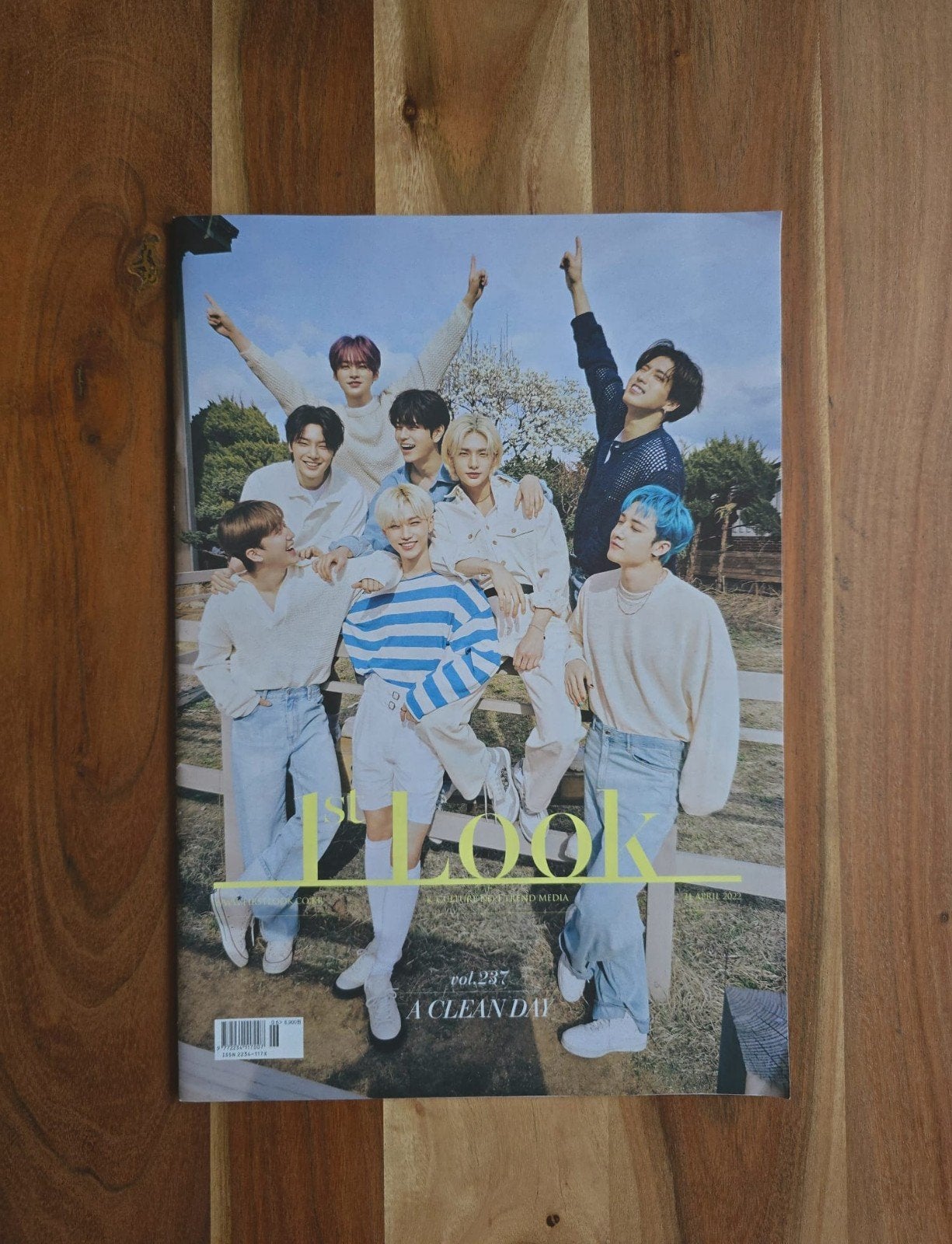 Stray Kids - 1st Look - vol 237, Ophalen of Verzenden, Zo goed als nieuw, Glossy