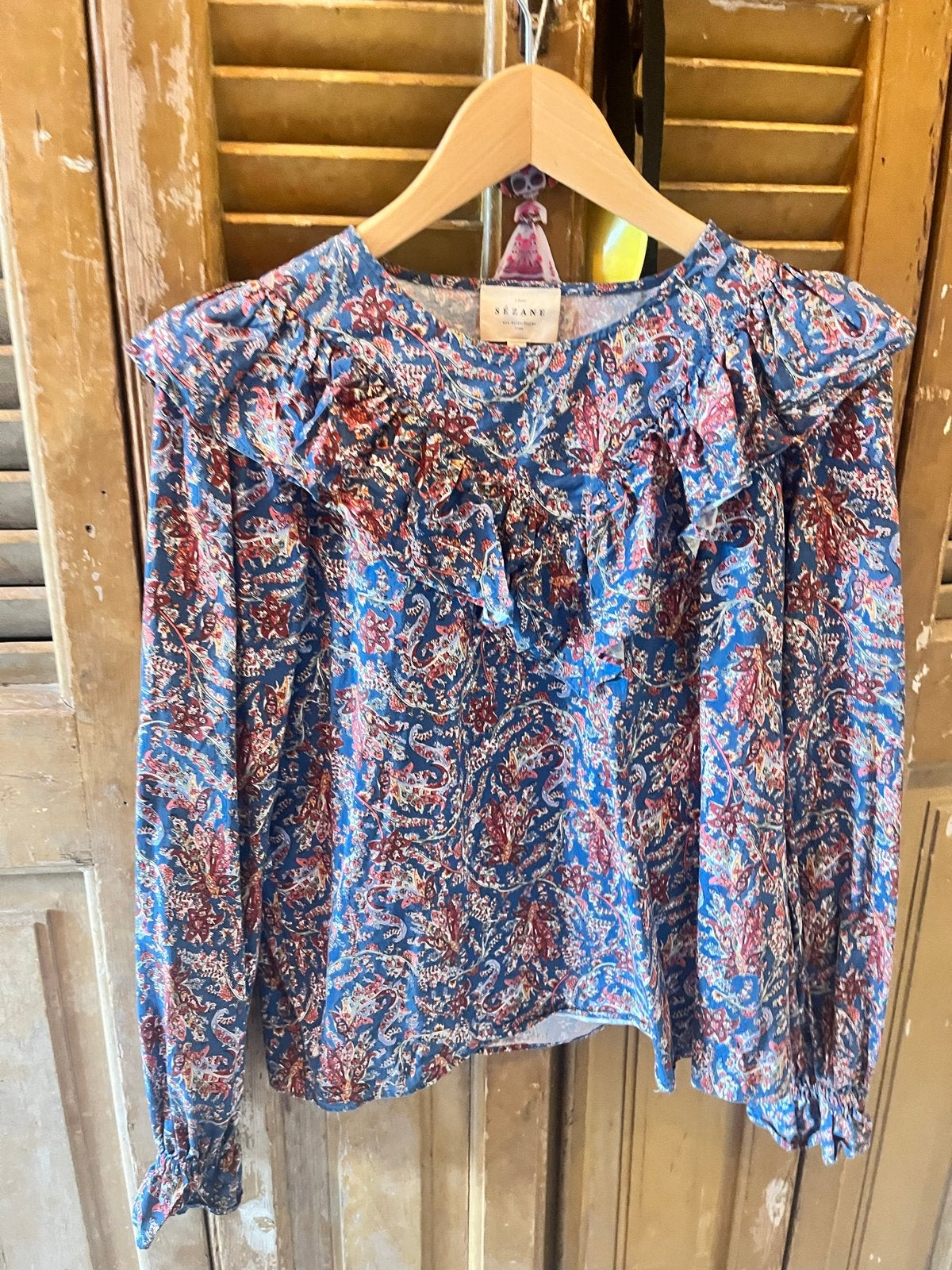 SÉZANE Blouse met ruches en bloemenprint - Maat M, Ophalen of Verzenden, Zo goed als nieuw, Maat 38/40 (M), Blauw