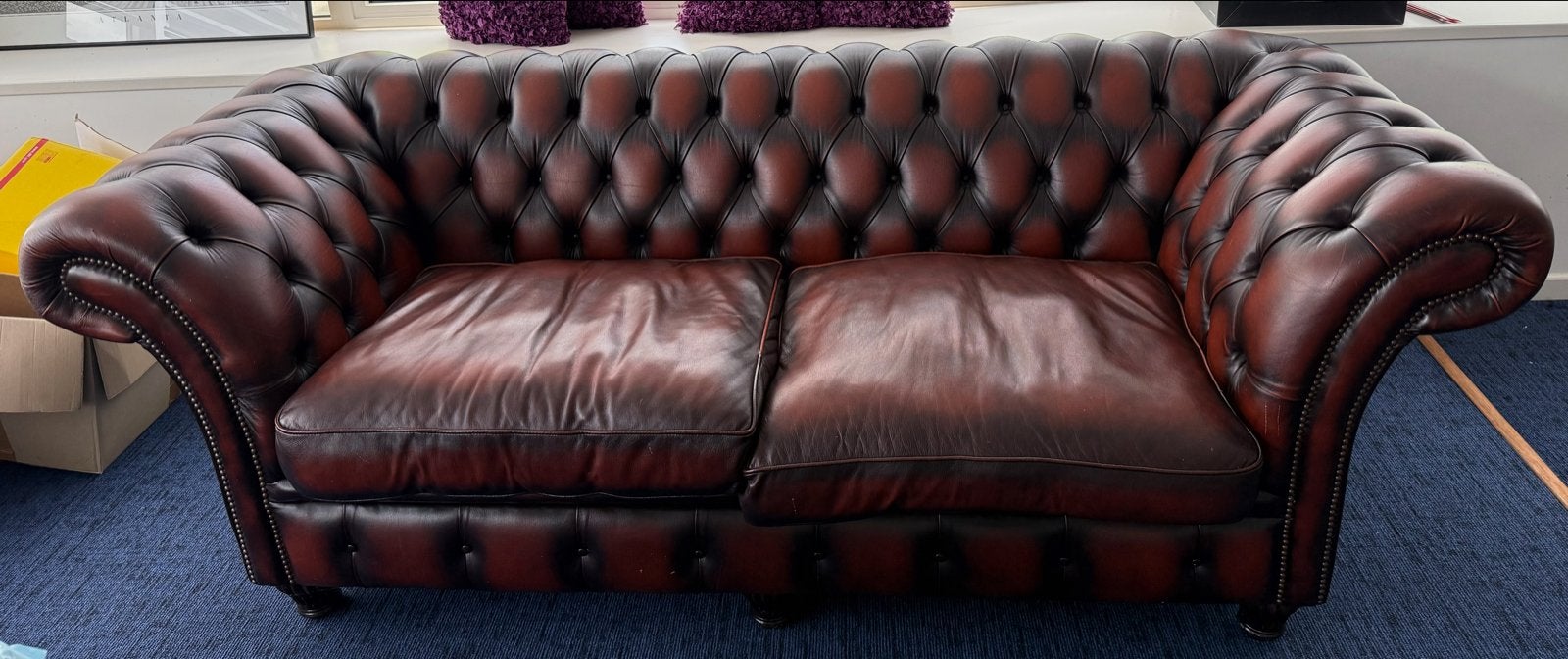 Leren Chesterfield bank - ruime 2-zits - Klassiek rood, Huis en Inrichting, Ophalen, Gebruikt, Tweepersoons, Rechte bank