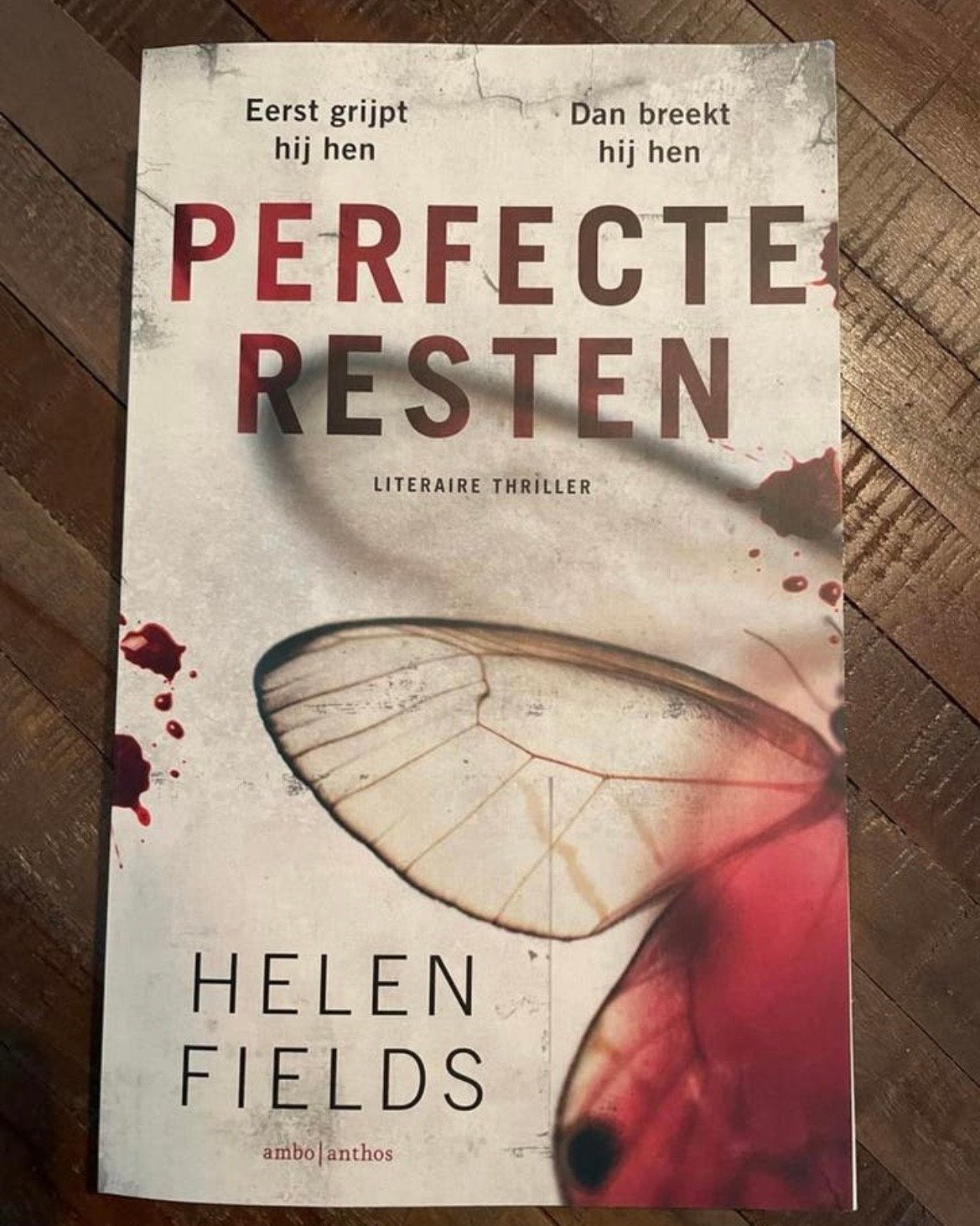 Perfecte Resten - Helen Fields (Zo goed als nieuw), Boeken, Ophalen of Verzenden, Zo goed als nieuw, Europa overig