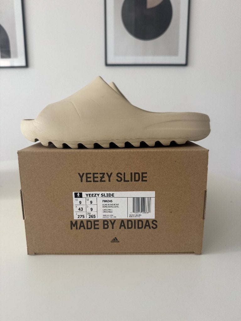 Adidas Yeezy Slide Bone maat 43 gedragen, Slippers, Overige kleuren, Ophalen of Verzenden, Adidas