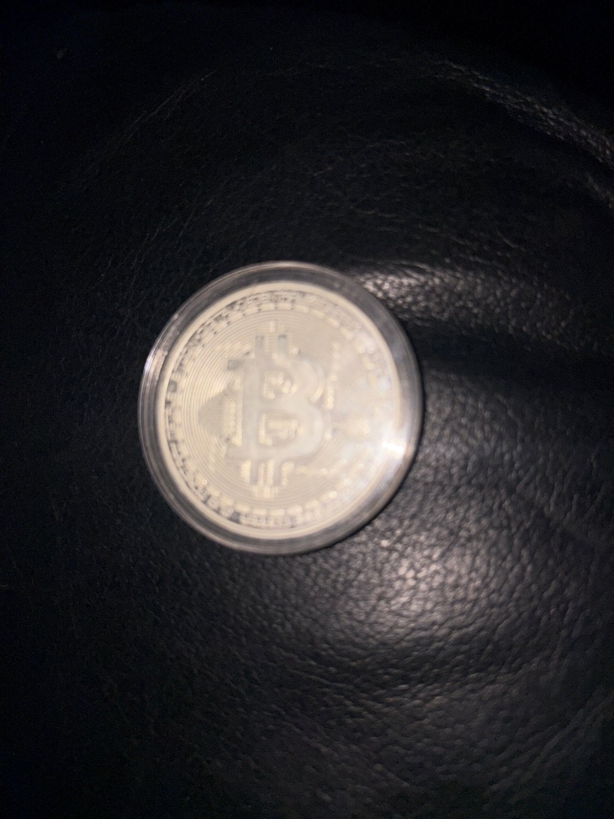 Zilverkleurige Bitcoin Herdenkingsmunt in Capsule, Postzegels en Munten, Penningen en Medailles, Ophalen of Verzenden, Overige materialen