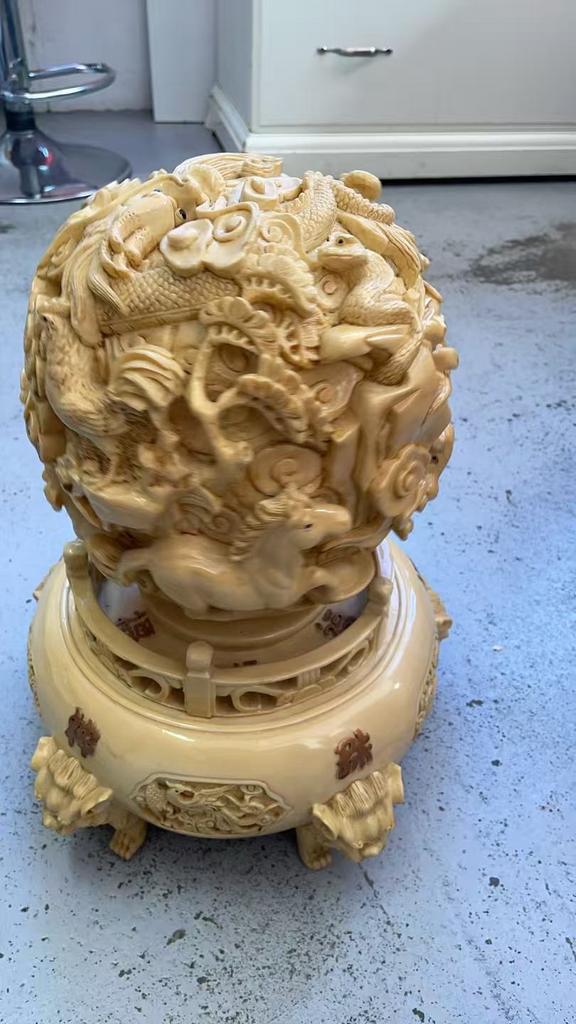 Gedetailleerd gesneden Oosterse bolsculptuur op sokkel, Ophalen, Overige onderwerpen, Kunststof, Handgemaakt