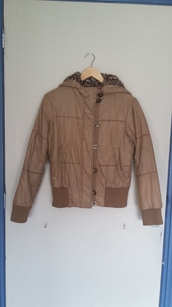 Een beige korte winter-jas/jack met een tijgerbont capuchon., Kleding | Dames, Jassen | Winter, Beige, Ophalen of Verzenden, Zo goed als nieuw