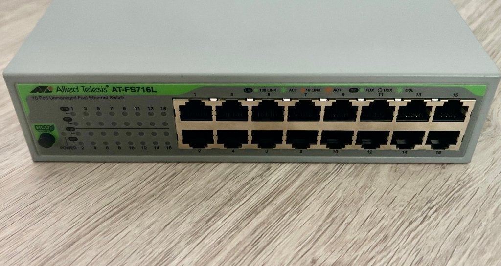 ALLIED TELESYS - 16-poorts Fast Ethernet Switch - AT-FS716L, Computers en Software, Netwerk switches, Ophalen of Verzenden, Zo goed als nieuw