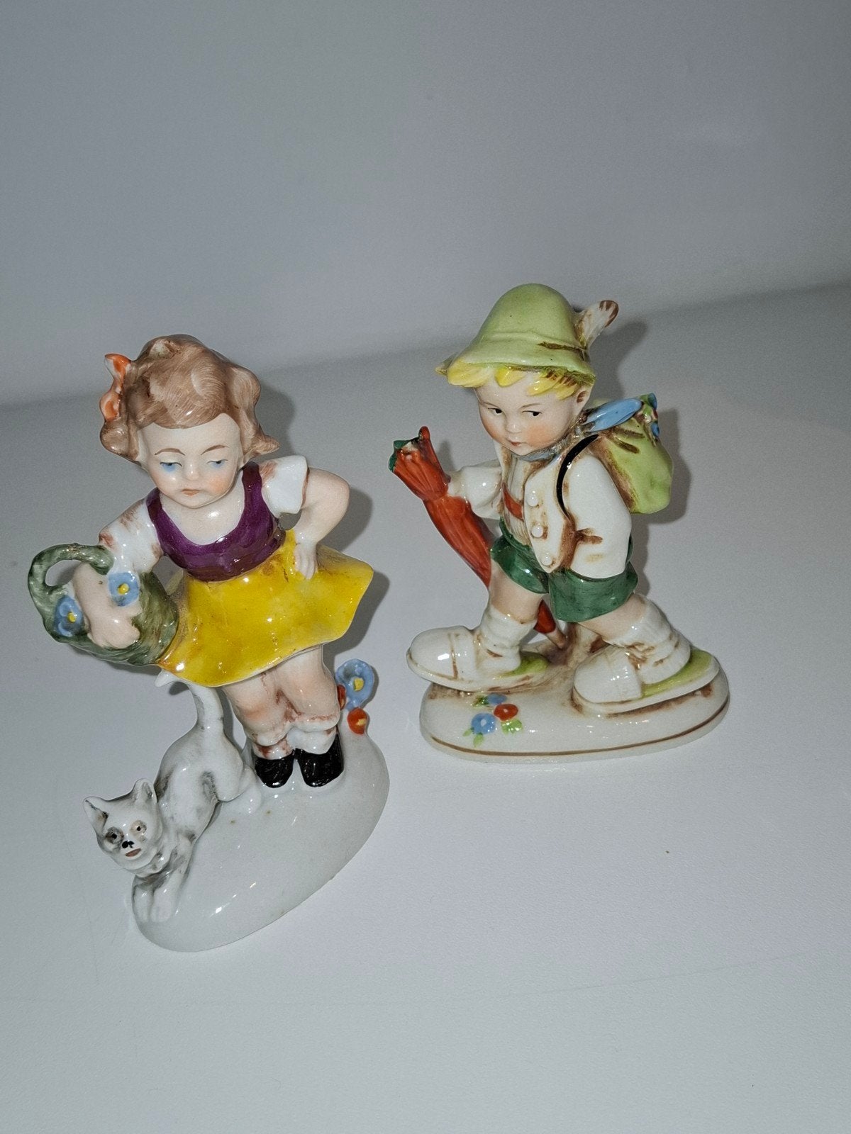twee schattige beeldjes oud  gesigneerd, Ophalen of Verzenden, Gebruikt, Mens