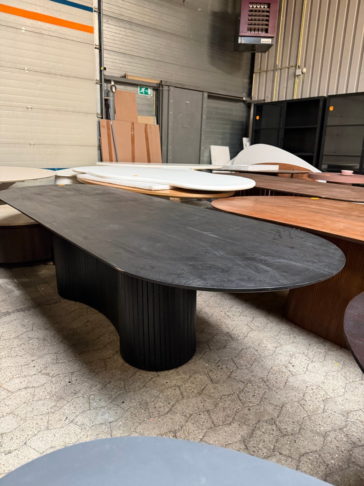 Deense ovale eettafel mangohout zwart B-keus 300x100cm