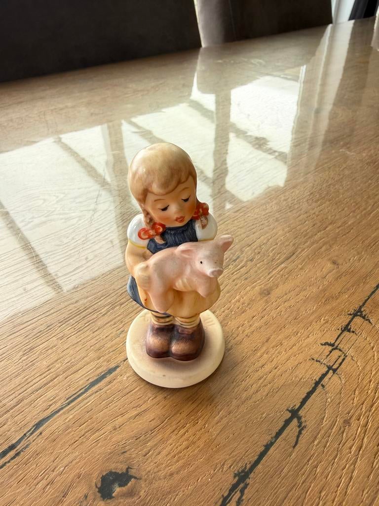 Goebel Hummel Club beeldje 2052 Pigtails, Ophalen of Verzenden, Zo goed als nieuw, Poppenhuis