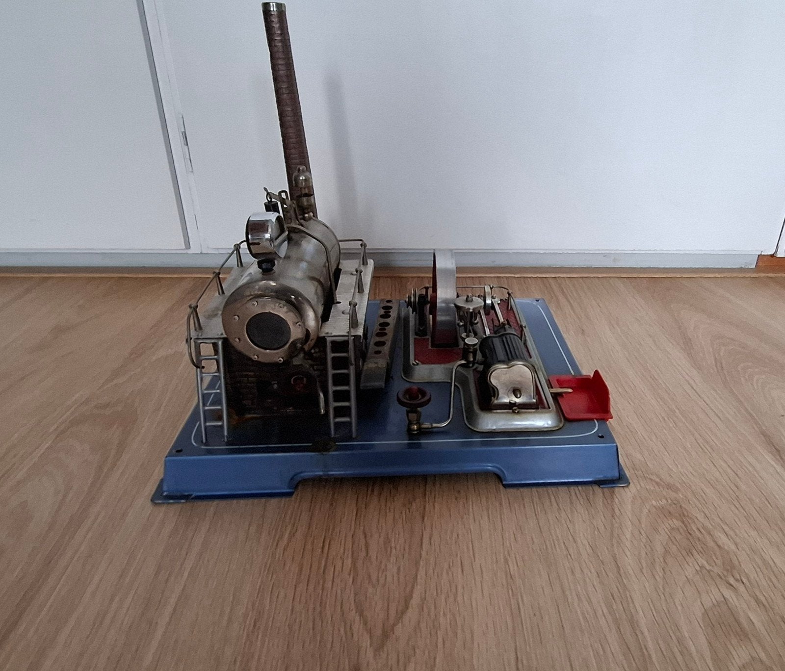 Antieke stoommachine model met vliegwiel, Ophalen