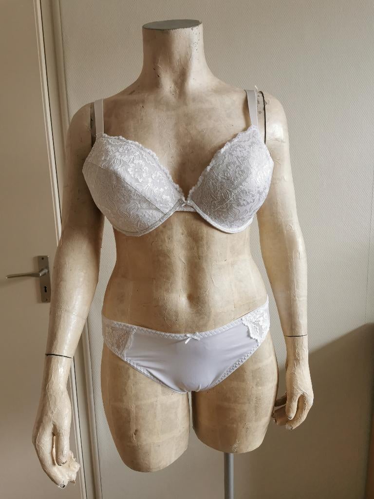 162 .. nieuw setje van bpc maat 95 D slip maat 48 - 50, Kleding | Dames, Grote Maten, Wit, Nieuw, Ophalen of Verzenden, Lingerie of Zwemkleding