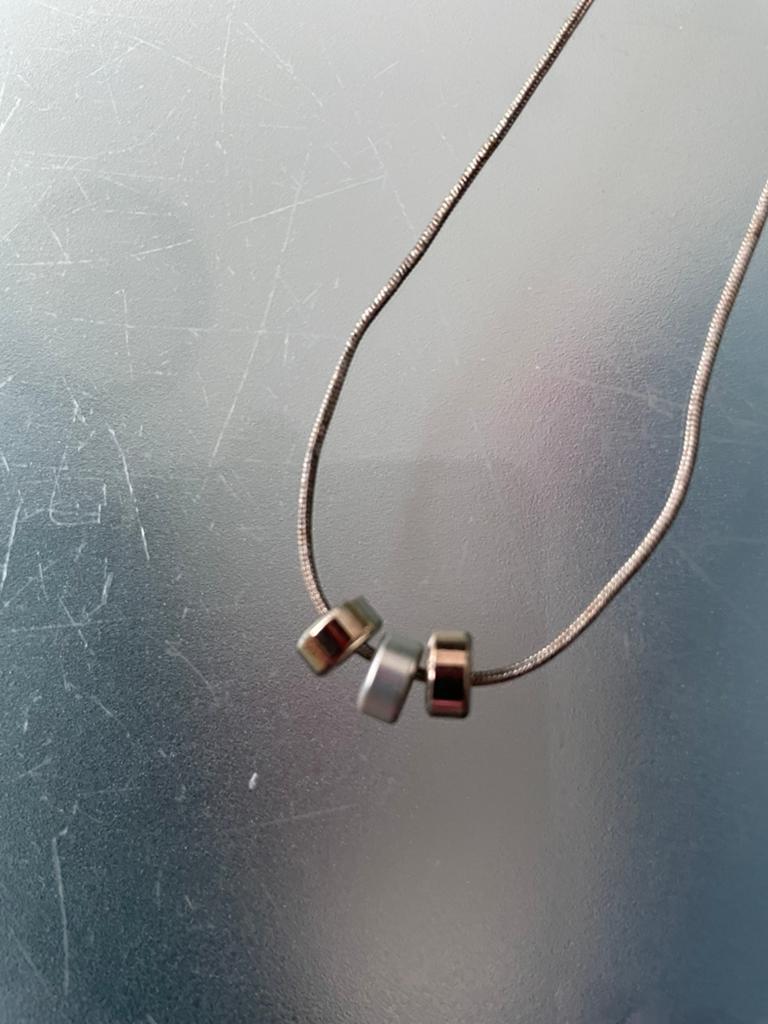 Ketting met tricoulore hangers, Sieraden, Tassen en Uiterlijk, Kettingen, Ophalen of Verzenden, Zo goed als nieuw, Goud, Overige materialen