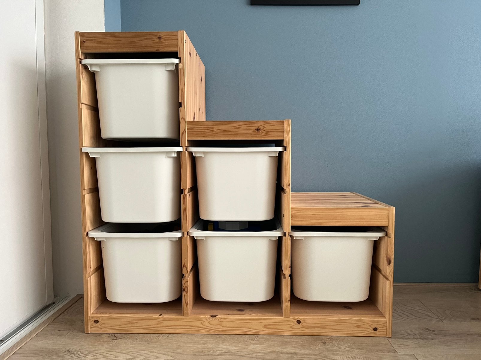Ikea trofast grenen inclusief 6 witte bakken, Ophalen, 5 laden of meer, 50 tot 100 cm, Zo goed als nieuw