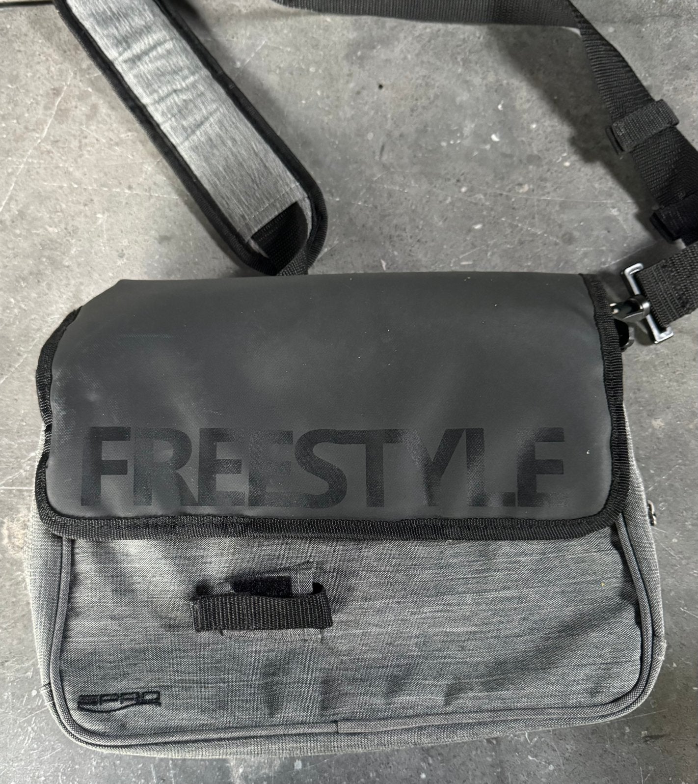 SPRO Freestyle schoudertas – kunstaastas voor roofvis, Ophalen of Verzenden, Zo goed als nieuw