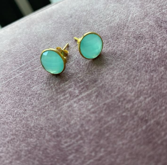 Aqua chalcedoon oorbellen knopjes 925 zilver gold plated, Nieuw, Ophalen of Verzenden, Met edelsteen, Knopjes of Stekers
