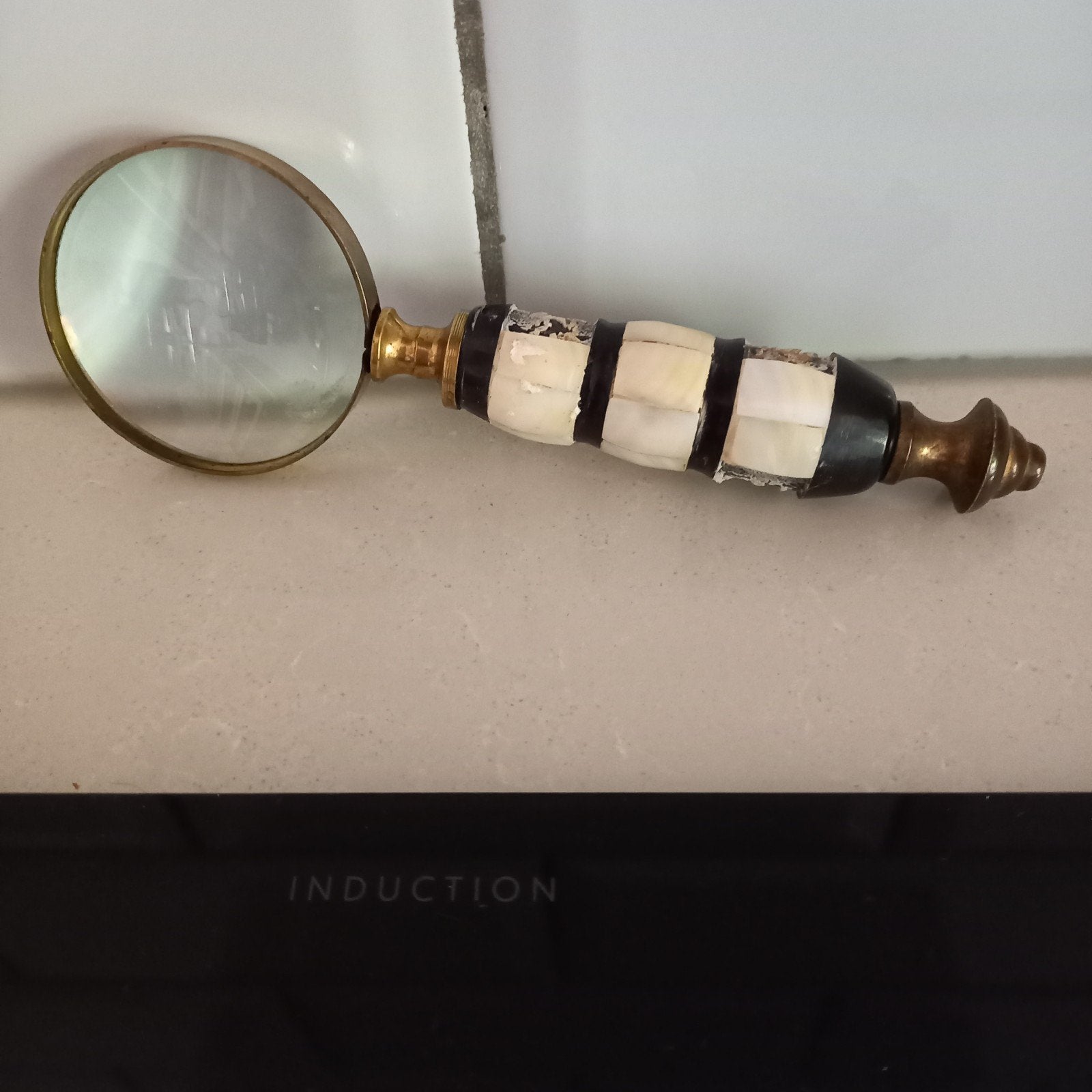 Vergrootglas met witte schelp met zichtbare gebruiksporen, Ophalen of Verzenden, Gebruikt, Vergrootglas of Loep