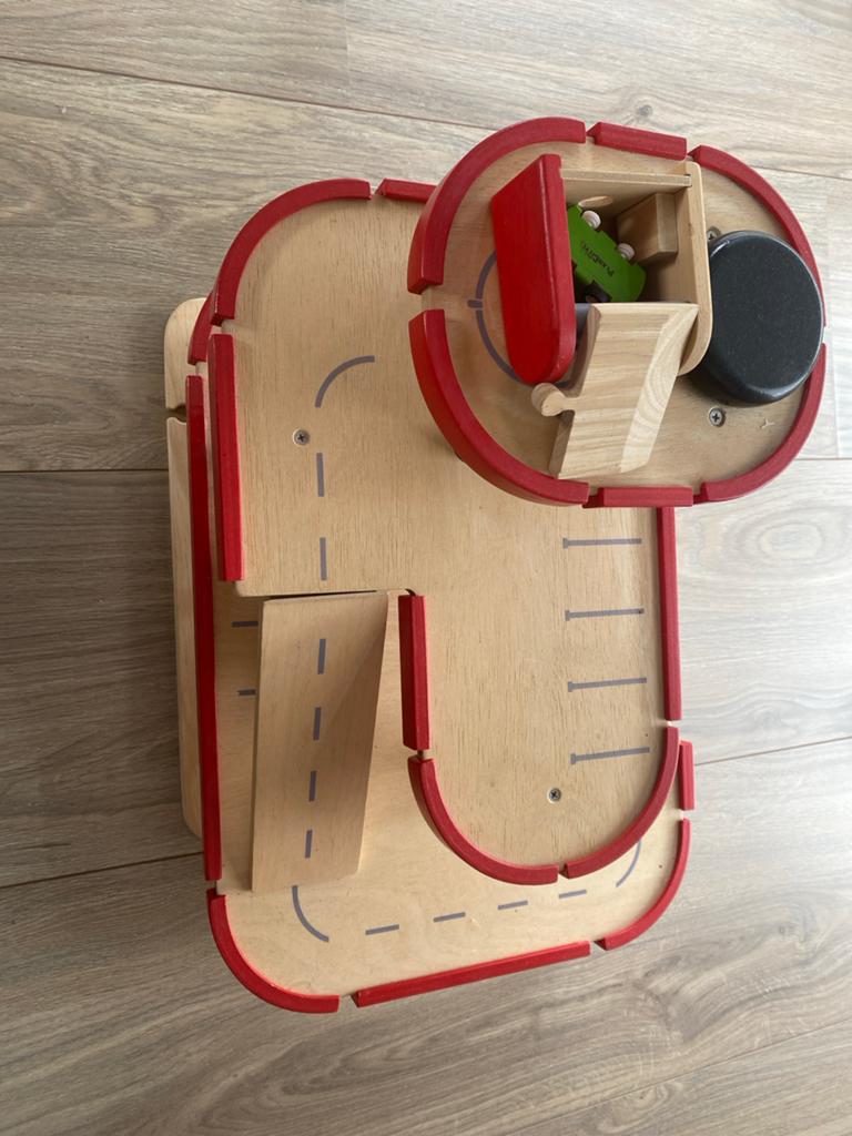 Houten Parkeergarage met Auto's - Duurzaam Speelgoed, Ophalen of Verzenden, Zo goed als nieuw