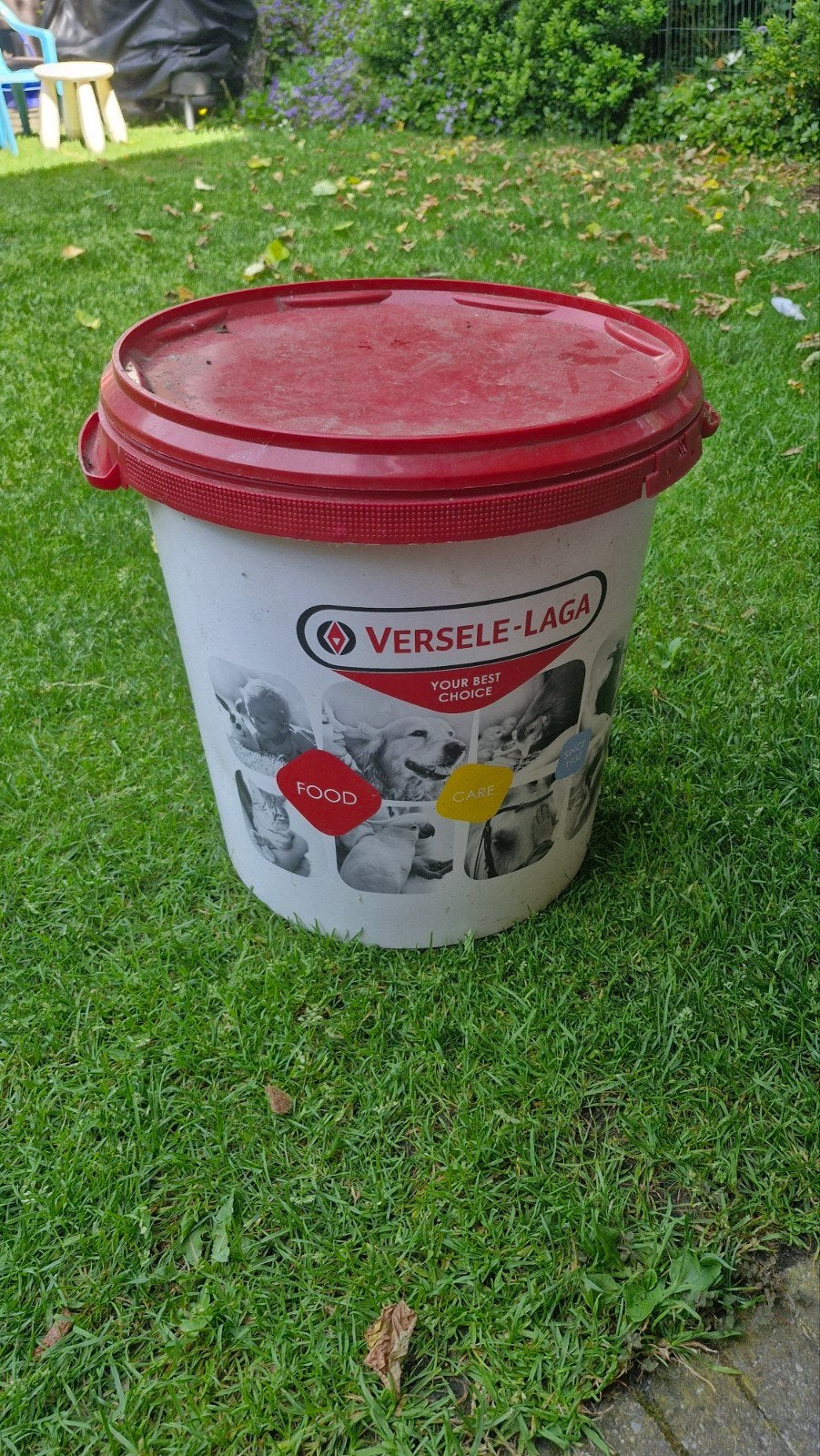 Voerton met deksel, Ophalen