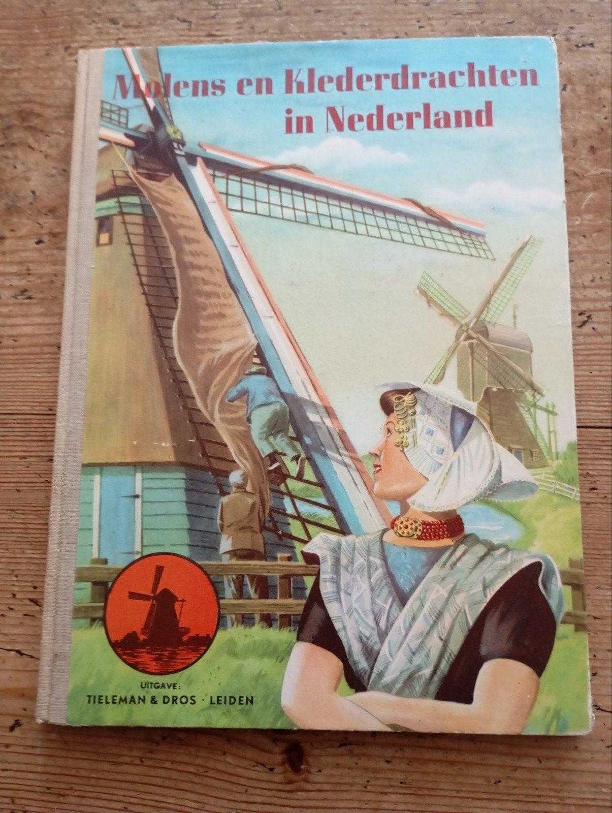 Vintage Molens en Klederdracht NL memorabilia plaatjesalbum, Ophalen of Verzenden, Gelezen