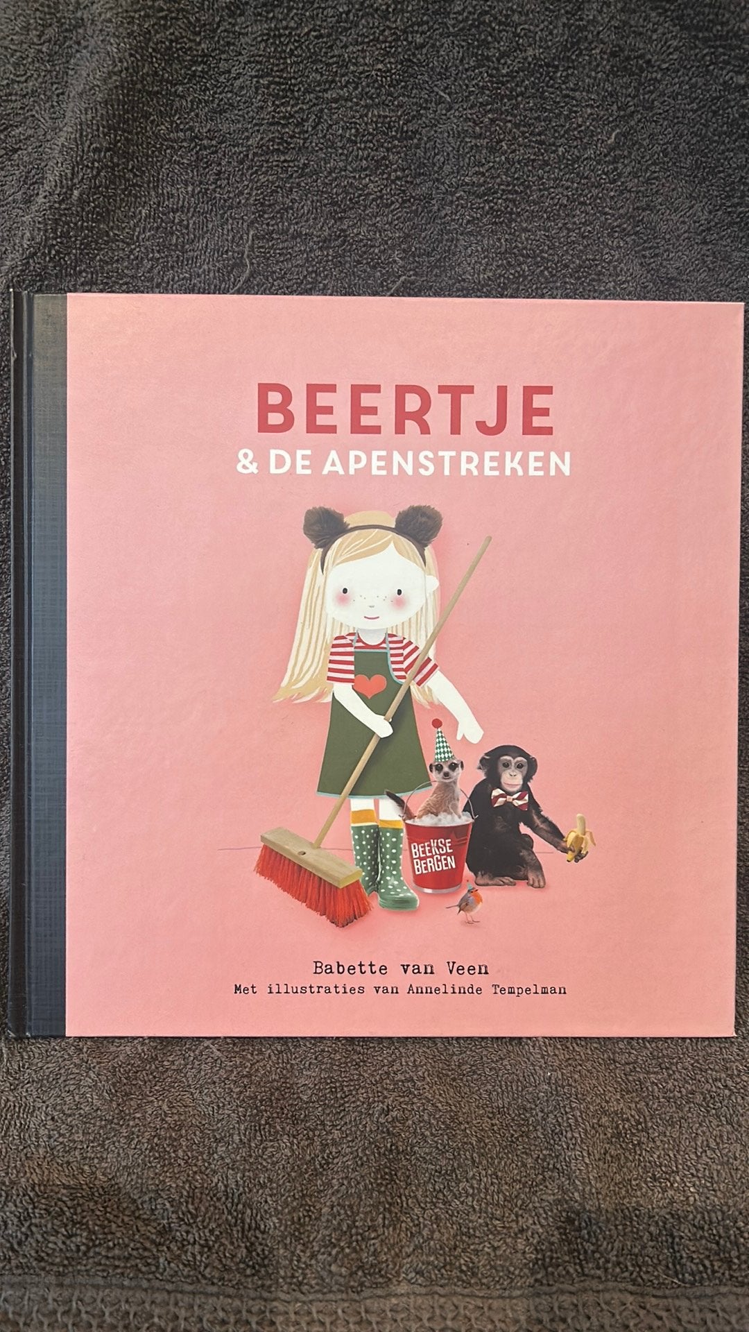 Babette van Veen - Beertje en de apenstreken, Ophalen of Verzenden, Zo goed als nieuw, Babette van Veen
