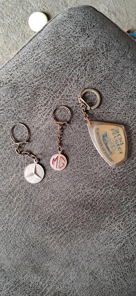 Vintage Sleutelhangers: Mercedes, MG, Peugeot 204, Verzamelen, Sleutelhangers, Gebruikt, Merk, Ophalen of Verzenden