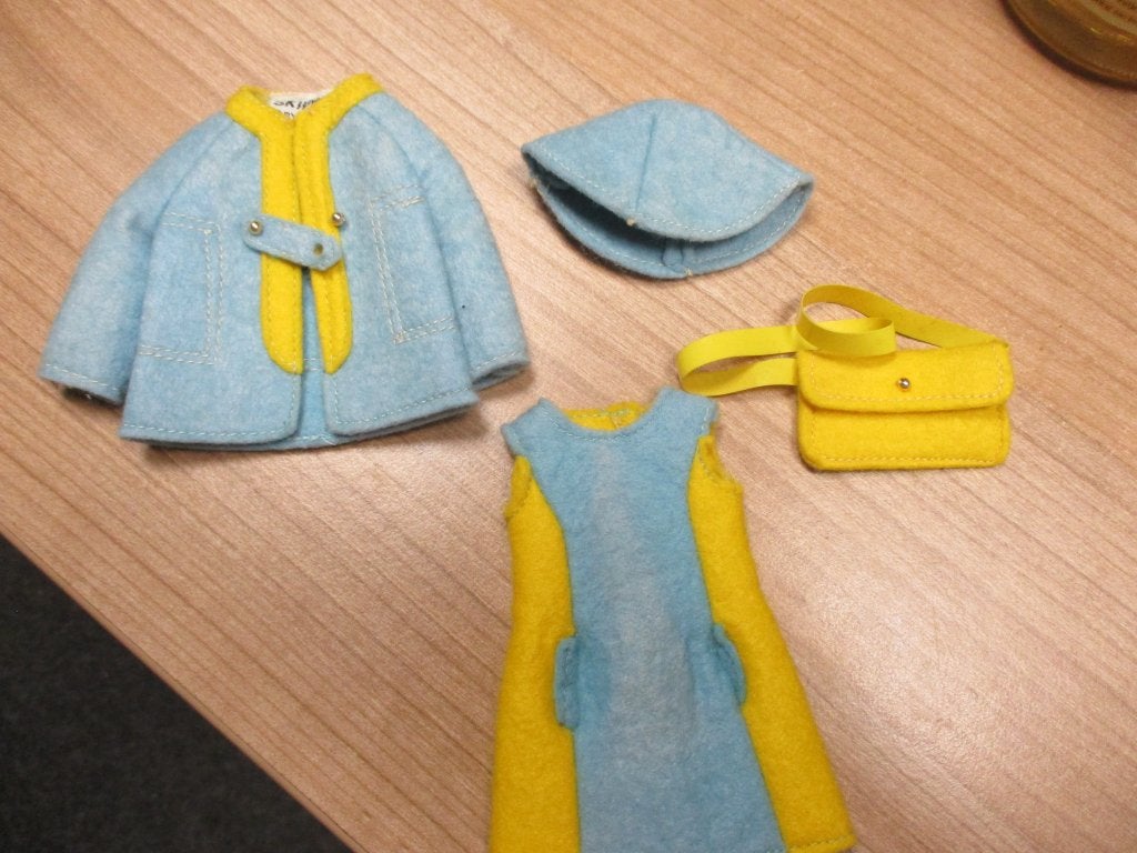 1971 BARBIE/SKIPPER ALL OVER FELT KLEDINGSETJE, Verzenden, Gebruikt, Kleertjes