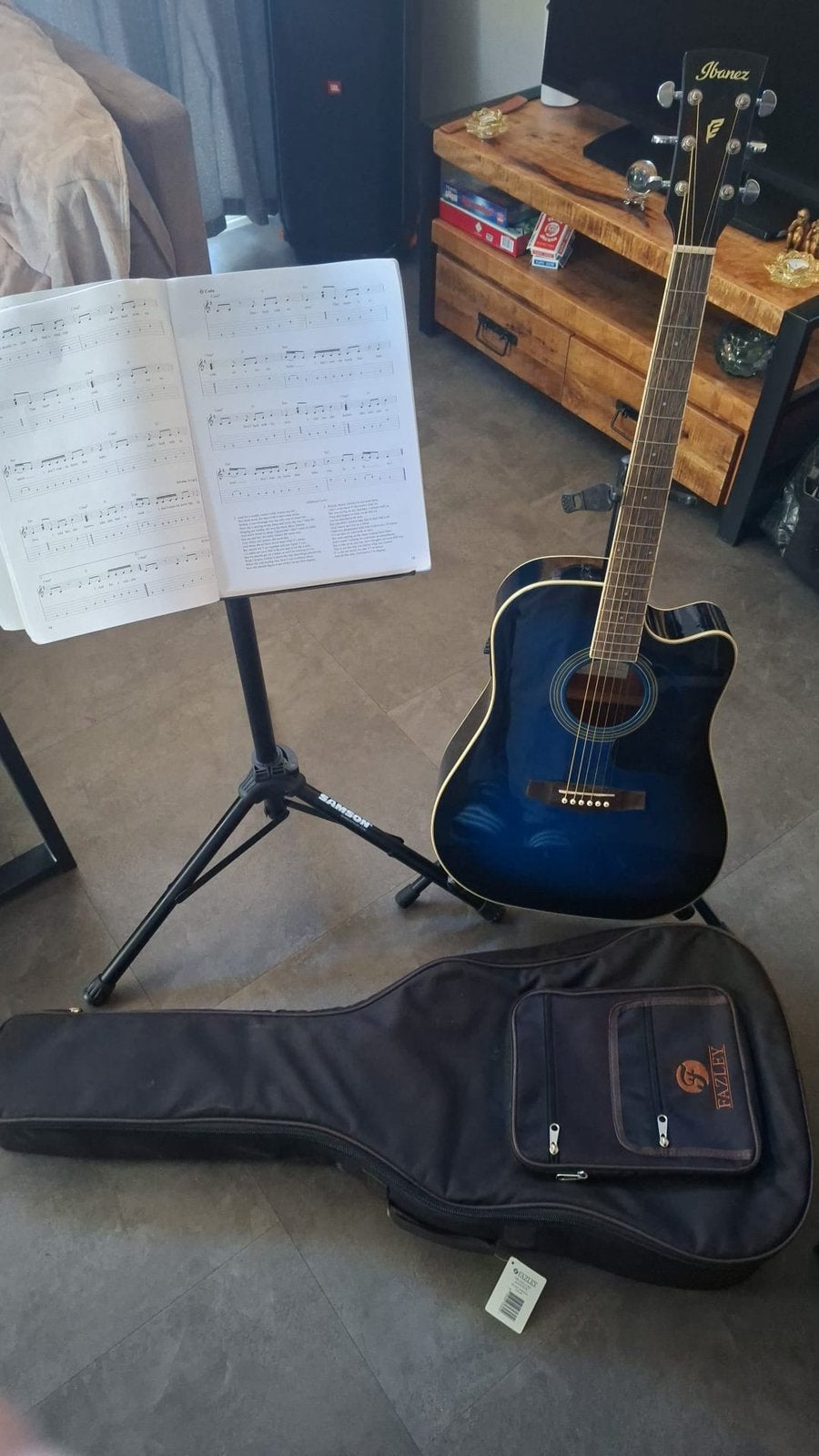 Complete Ibanez elektrisch-akoestische gitaarset., Ophalen of Verzenden, Zo goed als nieuw, Western- of Steelstringgitaar