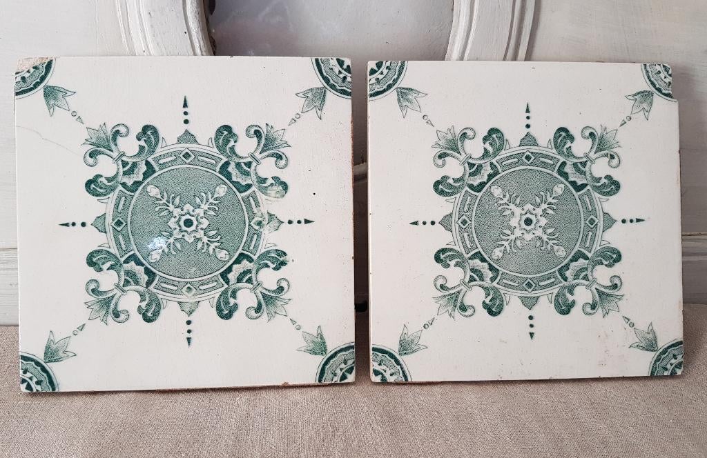 Twee oude decoratieve tegels, Ophalen of Verzenden