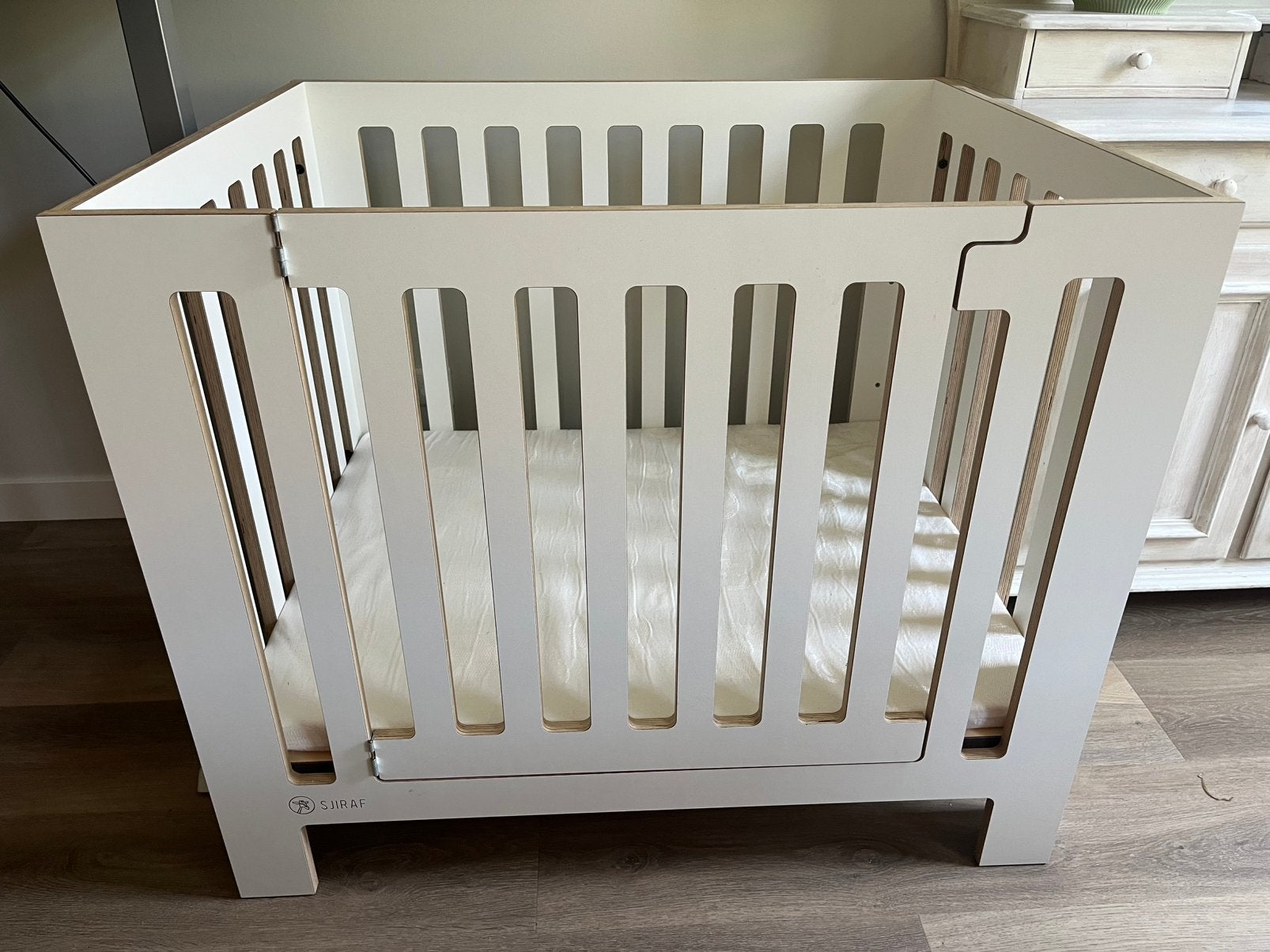 Sjiraf / Cryless Verhoogde Box met deurtje en poten, Kinderen en Baby's, Ophalen, Zo goed als nieuw, Rechthoekig, In hoogte verstelbaar