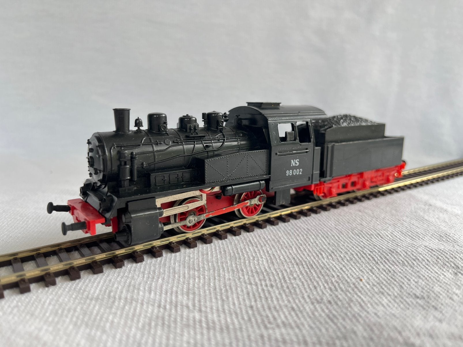 Piko NS 98002 stoomlocomotief met tender H0 (3), Hobby en Vrije tijd, Modeltreinen | H0, Gebruikt, Analoog, Gelijkstroom, Locomotief