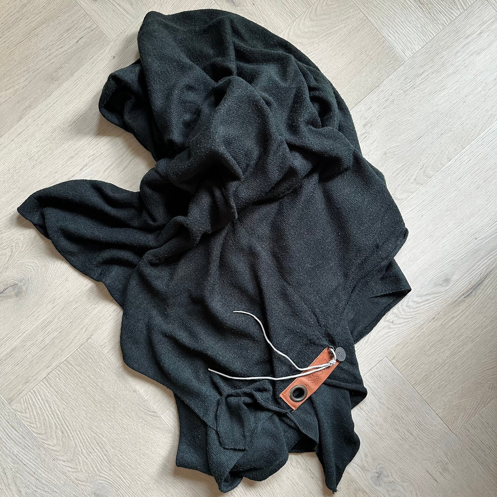 Zusss zwarte sjaal, 160x160, Kleding | Dames, Ophalen of Verzenden, Zo goed als nieuw, Maat 46/48 (XL) of groter, Sjaal
