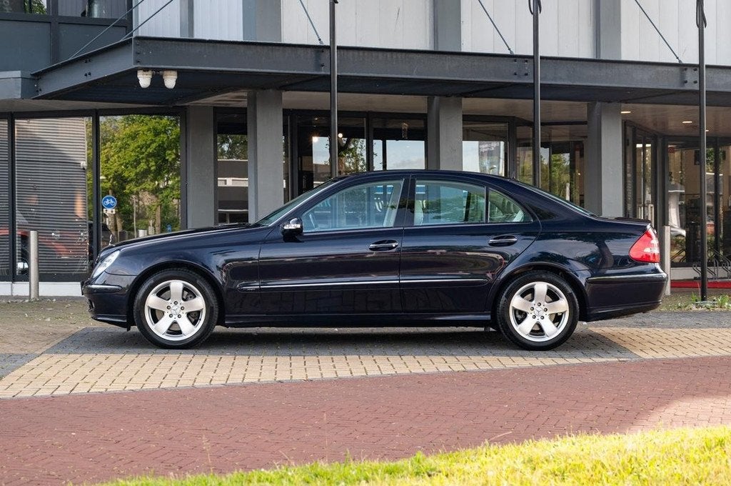 Mercedes-Benz E-Klasse E500 Avantgarde W211 (bj 2003), Auto's, Mercedes-Benz, Achterwielaandrijving, Gebruikt, Blauw, Bedrijf