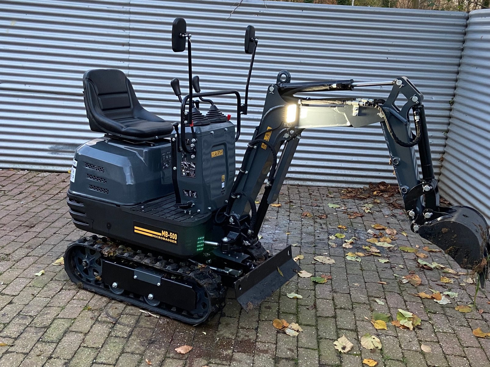 Te huur 600kg minigraver, Ophalen of Verzenden