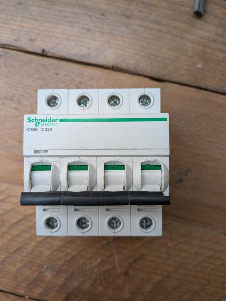 Schneider 4-polige automaat C32A, Ophalen of Verzenden, Gebruikt, Schakelaar