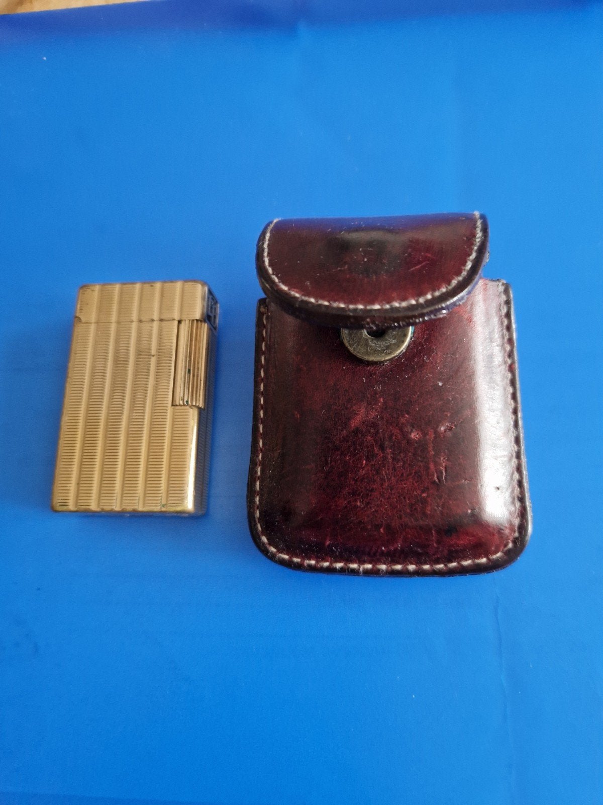 Gouden Dupont aansteker met leren foudraal, Verzamelen, Rookartikelen, Aanstekers en Luciferdoosjes, Ophalen of Verzenden