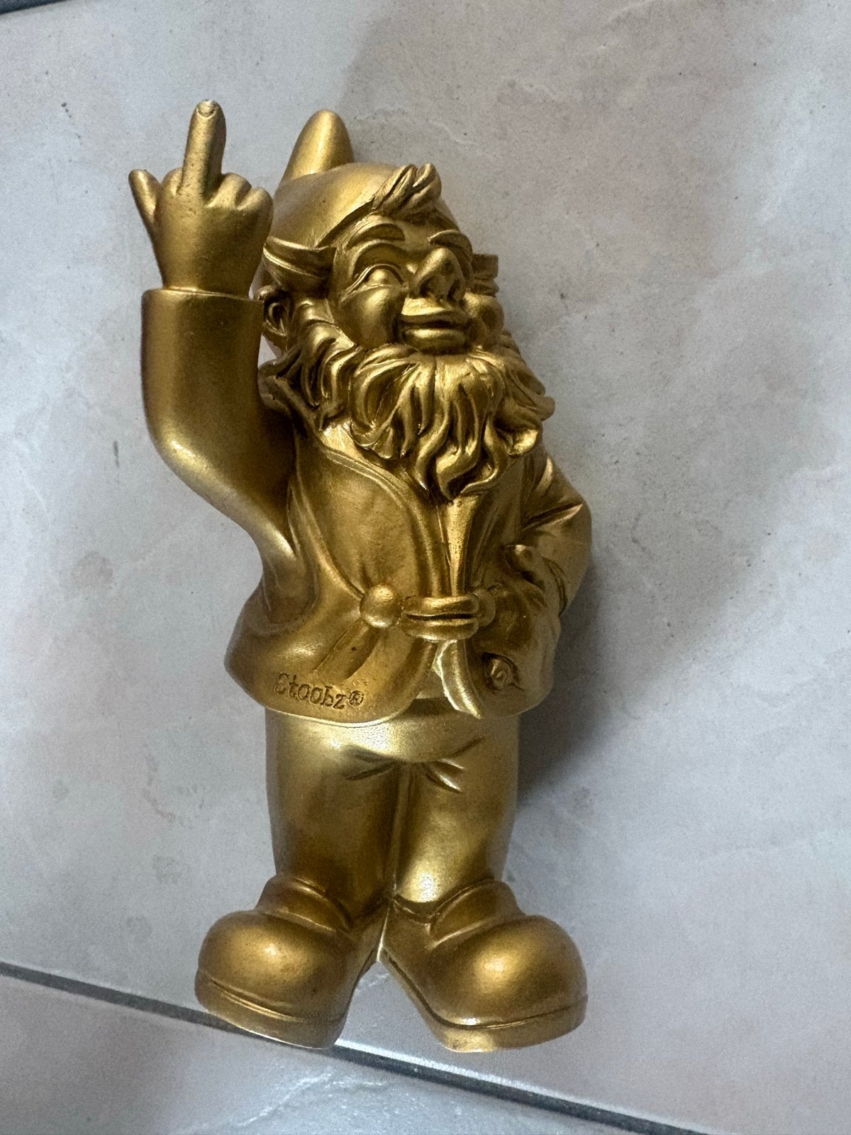 Gouden Kabouter met Middelvinger - Stoobz Decoratie, Gebruikt, Overige stijlen, Kunststof, Ophalen of Verzenden