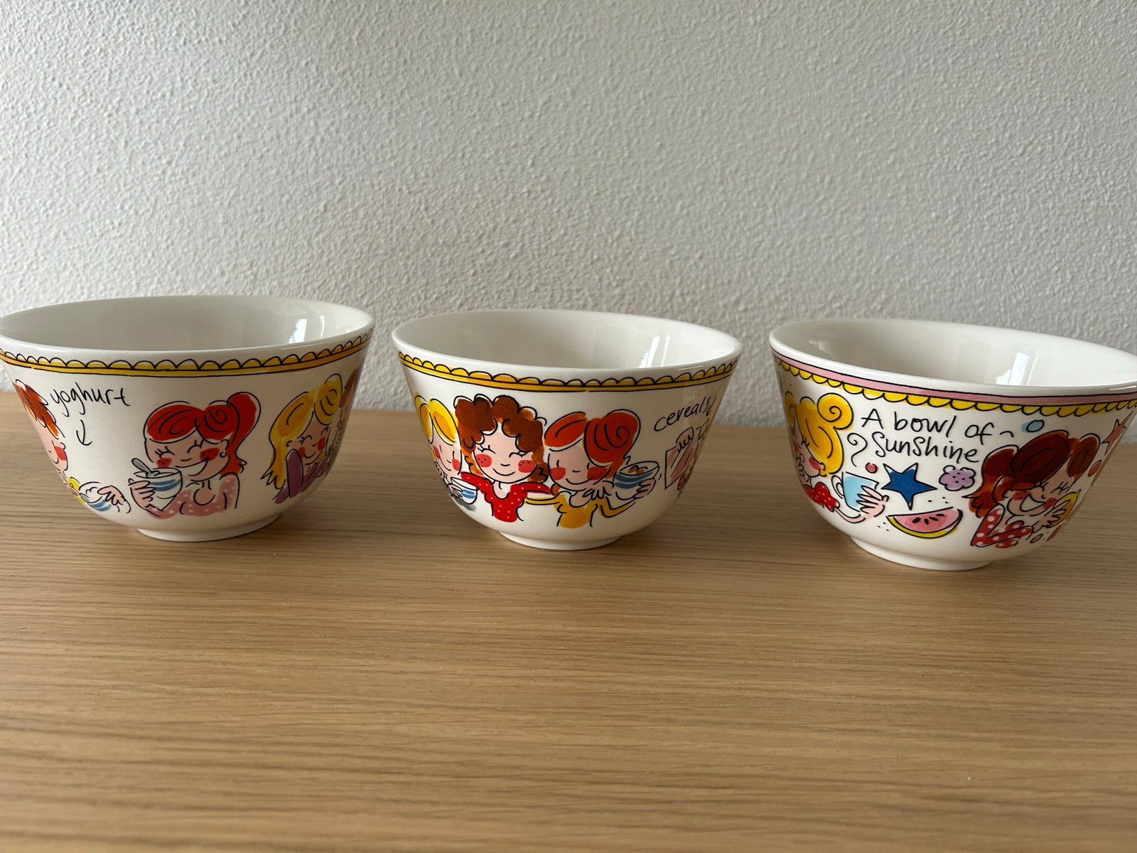 3 Blond Amsterdam schaaltjes met hartjes en meisjes, Gebruikt, Porselein of Keramiek, Schaal, Rond
